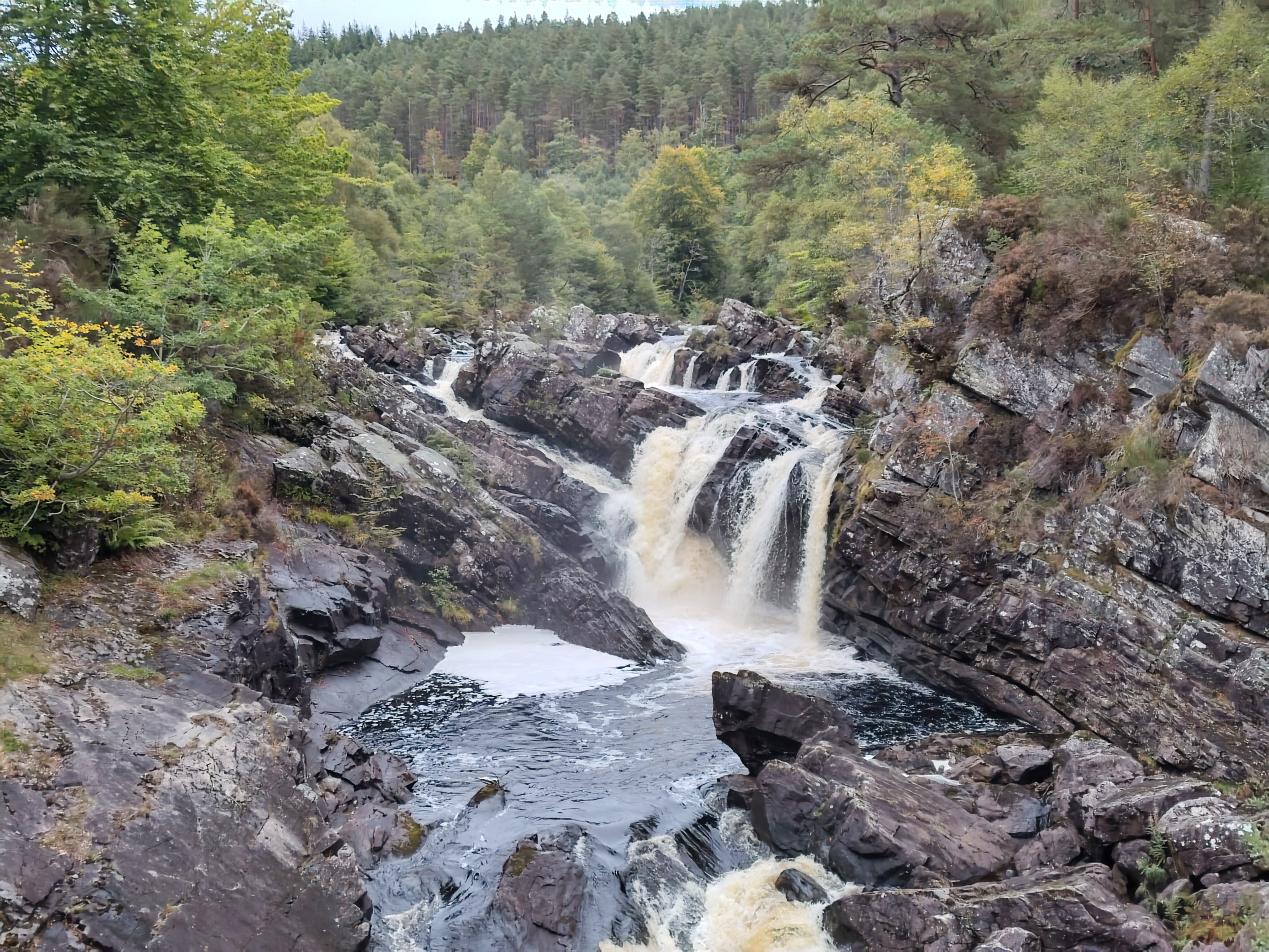 A camera sample taken on the Fairphone 6 showing a waterfall.