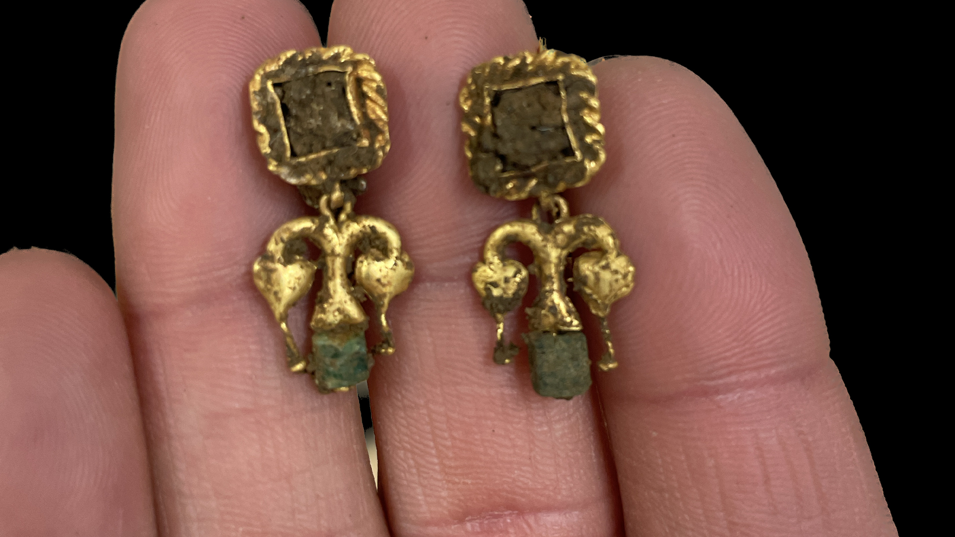 Gold earrings after conservation.