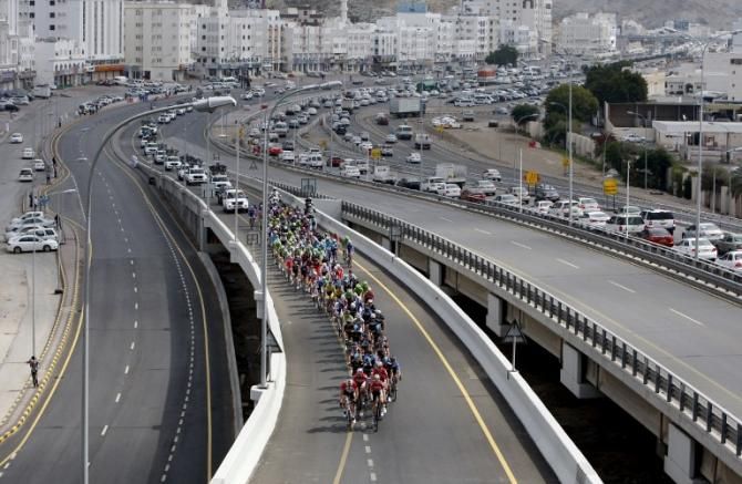 The peloton cruises along during Tour of Oman stage 2