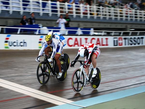 Leonardo Narvaez Romero (Colombia) wins his first round heat in the keirin.