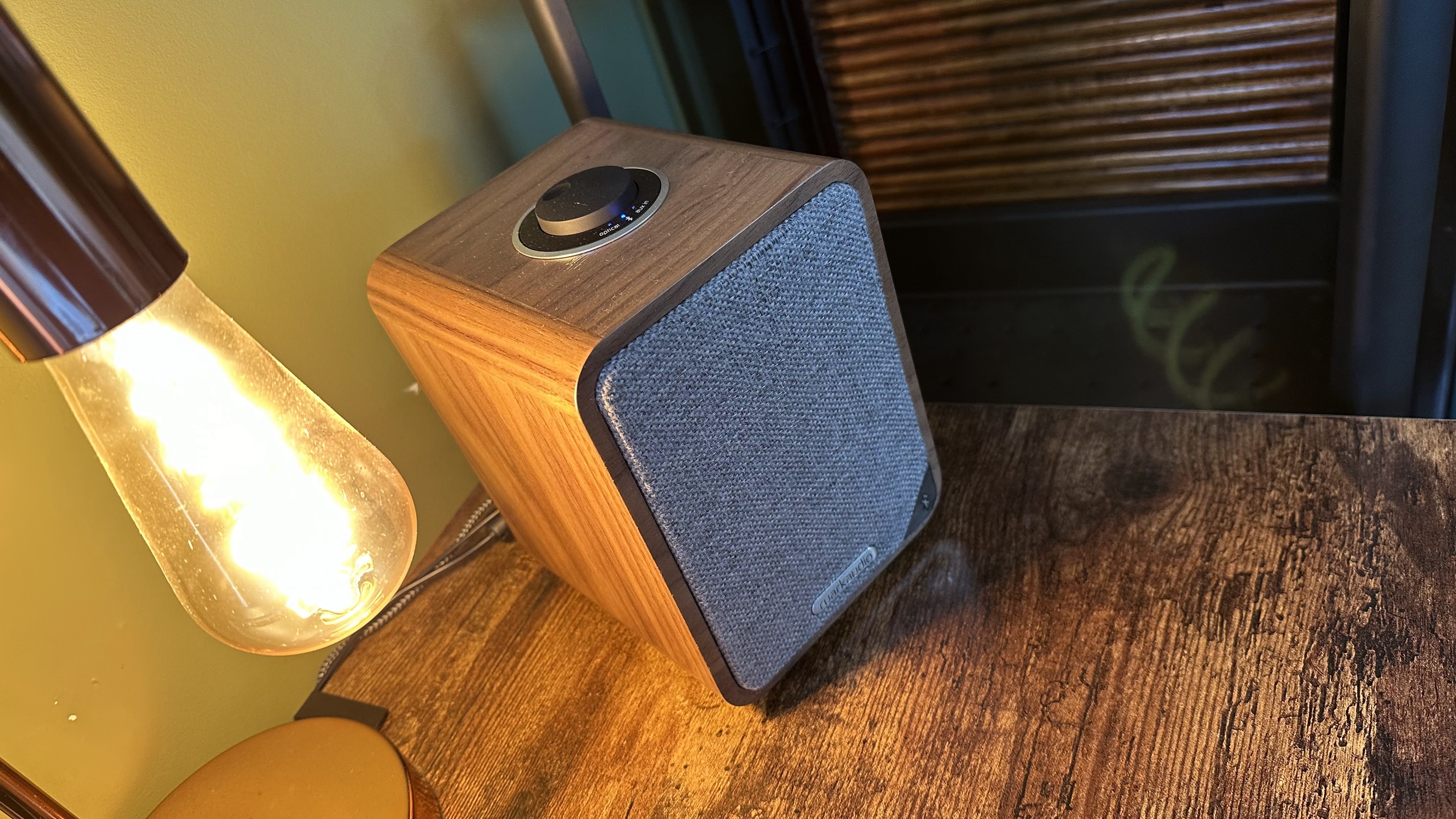 Speaker Ruark Audio MR1 Mk2 di atas meja kayu.