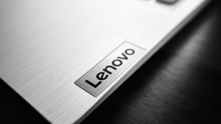 Logo Lenovo sur un ordinateur portable, vue rapprochée