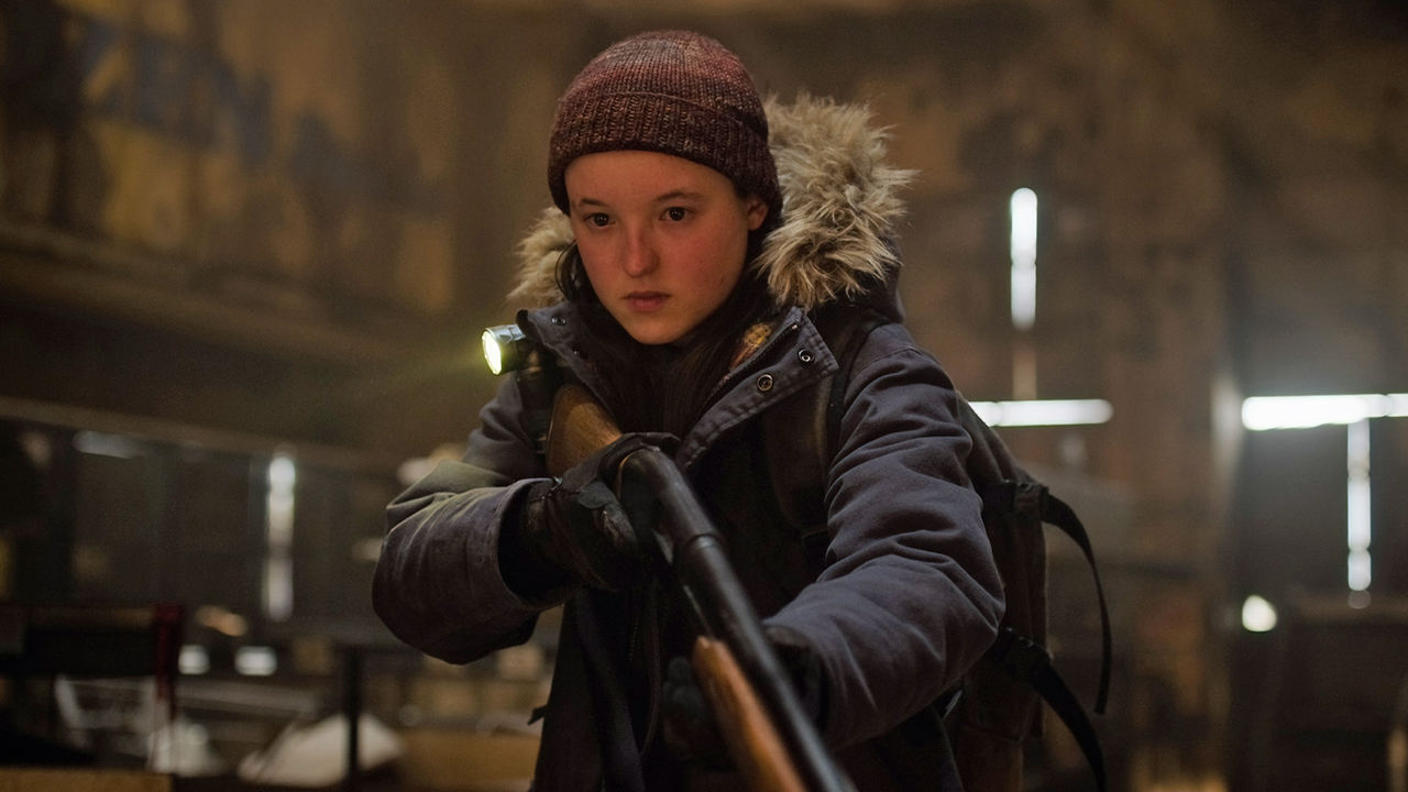Ellie lève un fusil de chasse dans une grange dans The Last of Us saison 2