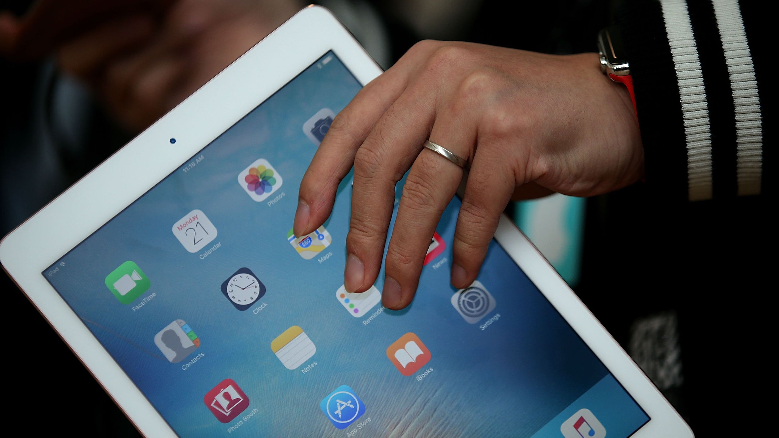 Ipad Explodes Apple store evacuated after iPad battery ‘explodes’ | The Week
