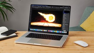 MacBook Pro 16-Zoll auf Holztisch in modernem Büro