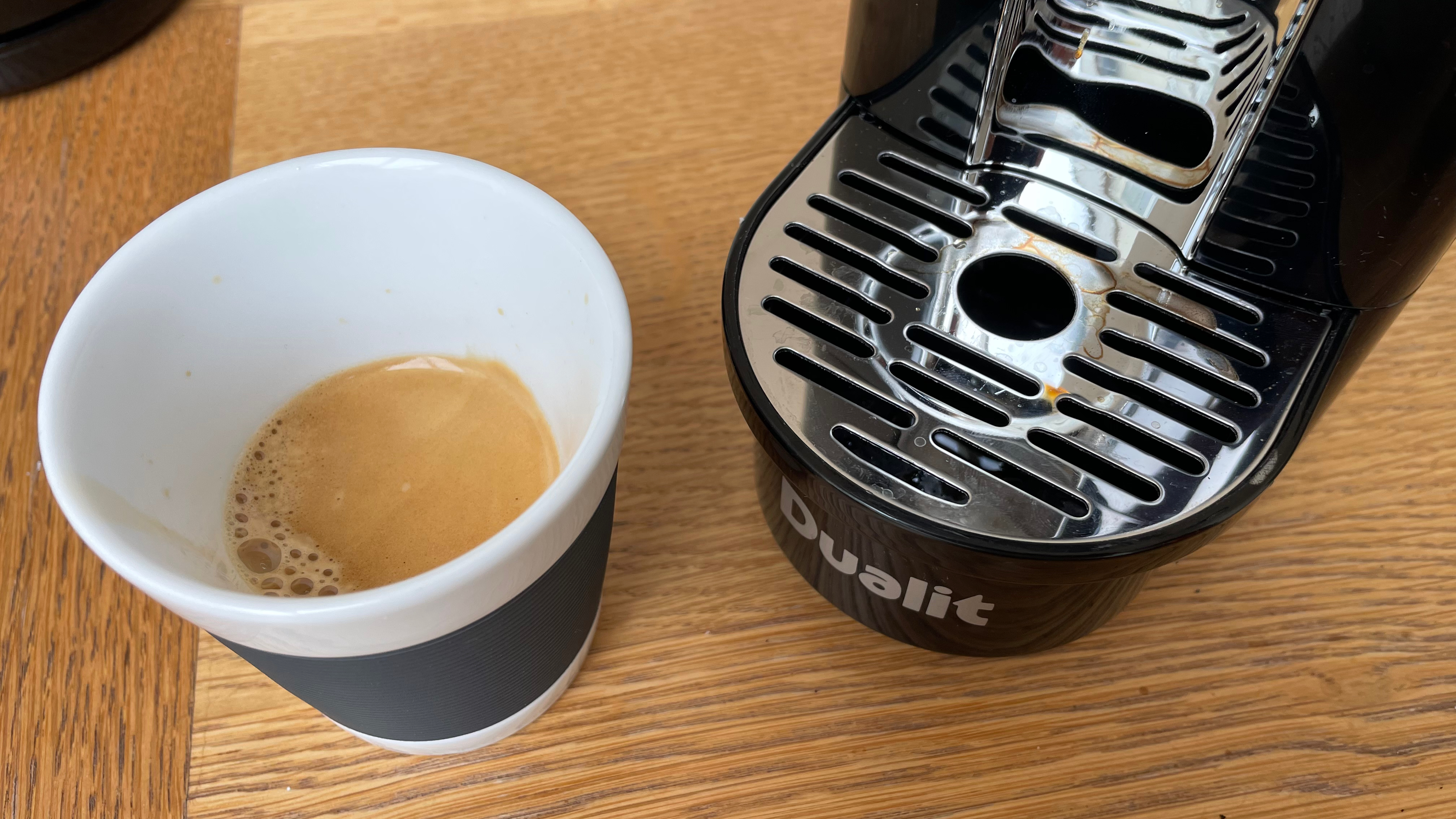 Imagem da máquina de café Dualit depois de fazer café expresso