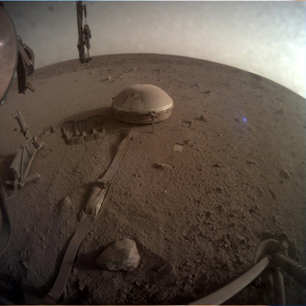 InSight tuiteó esta selfie final cubierta de polvo para despedirse del mundo el 19 de diciembre.