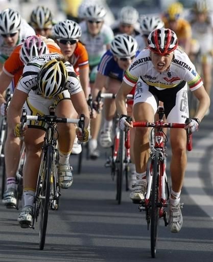 Chloe Hosking (HTC) heads to the line on stage 1