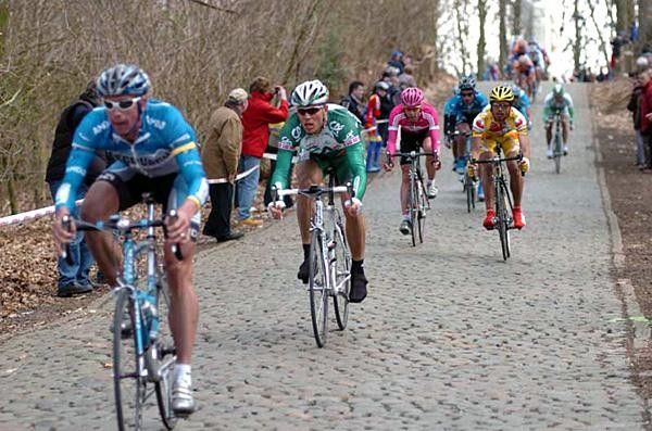 Leif Hoste (Discovery Channel) leads Hushovd on the first descent of the Kemmelberg