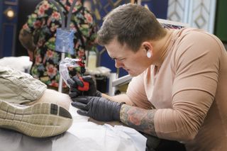 Paramount Network’s 'Ink Master' (l.) features tattoo artists in competition.
