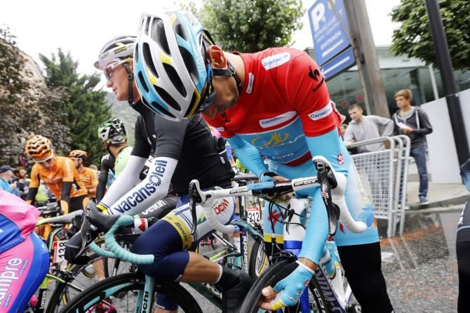 A quick adjustment of tire pressure for Vuelta leader Vincenzo Nibali (Astana)