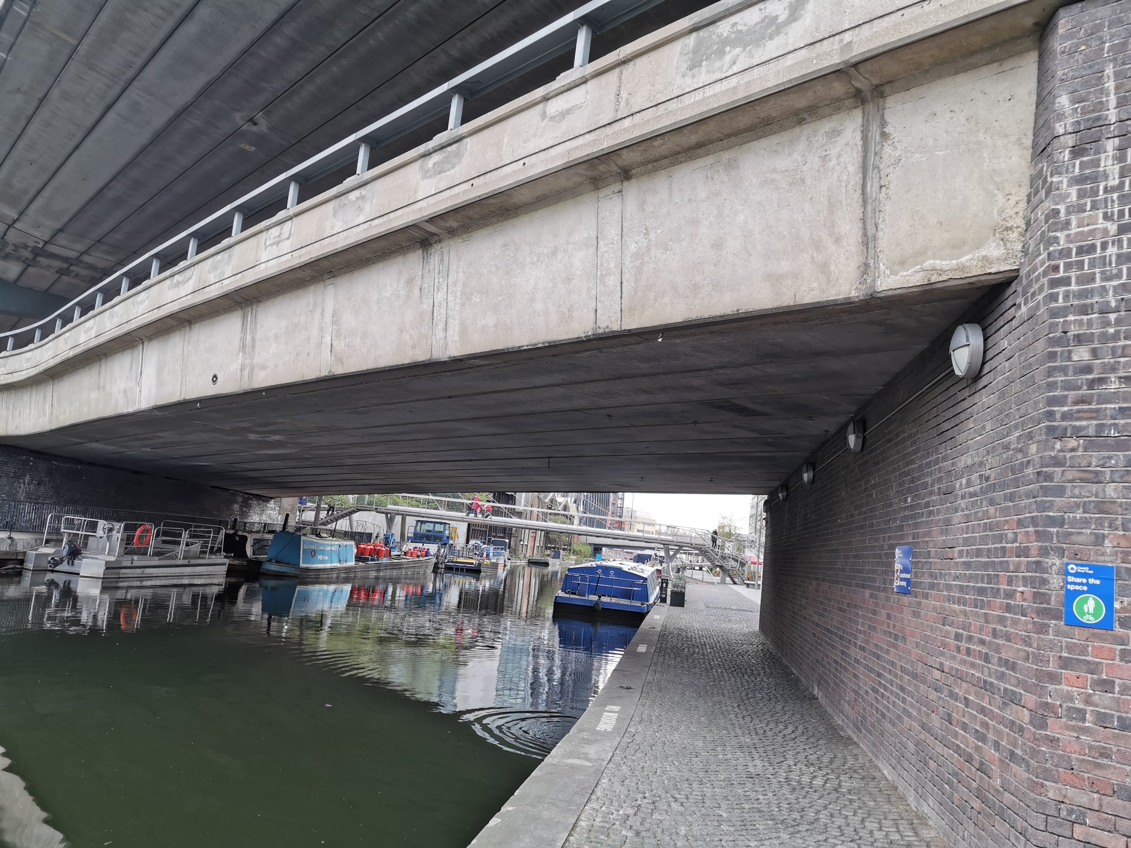 There's some nice detail in the brickwork and water.&nbsp;