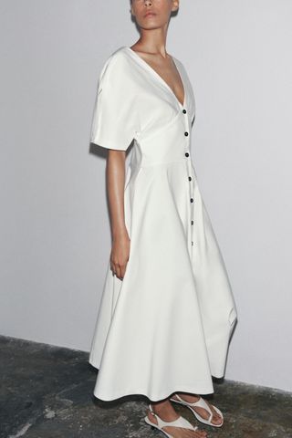 kfdA56hH3hrZzm6Tj3WxTa-320-80 9 قطع Zara الكلاسيكية التي تشكل خزانة ملابس الصيف باهظة الثمن