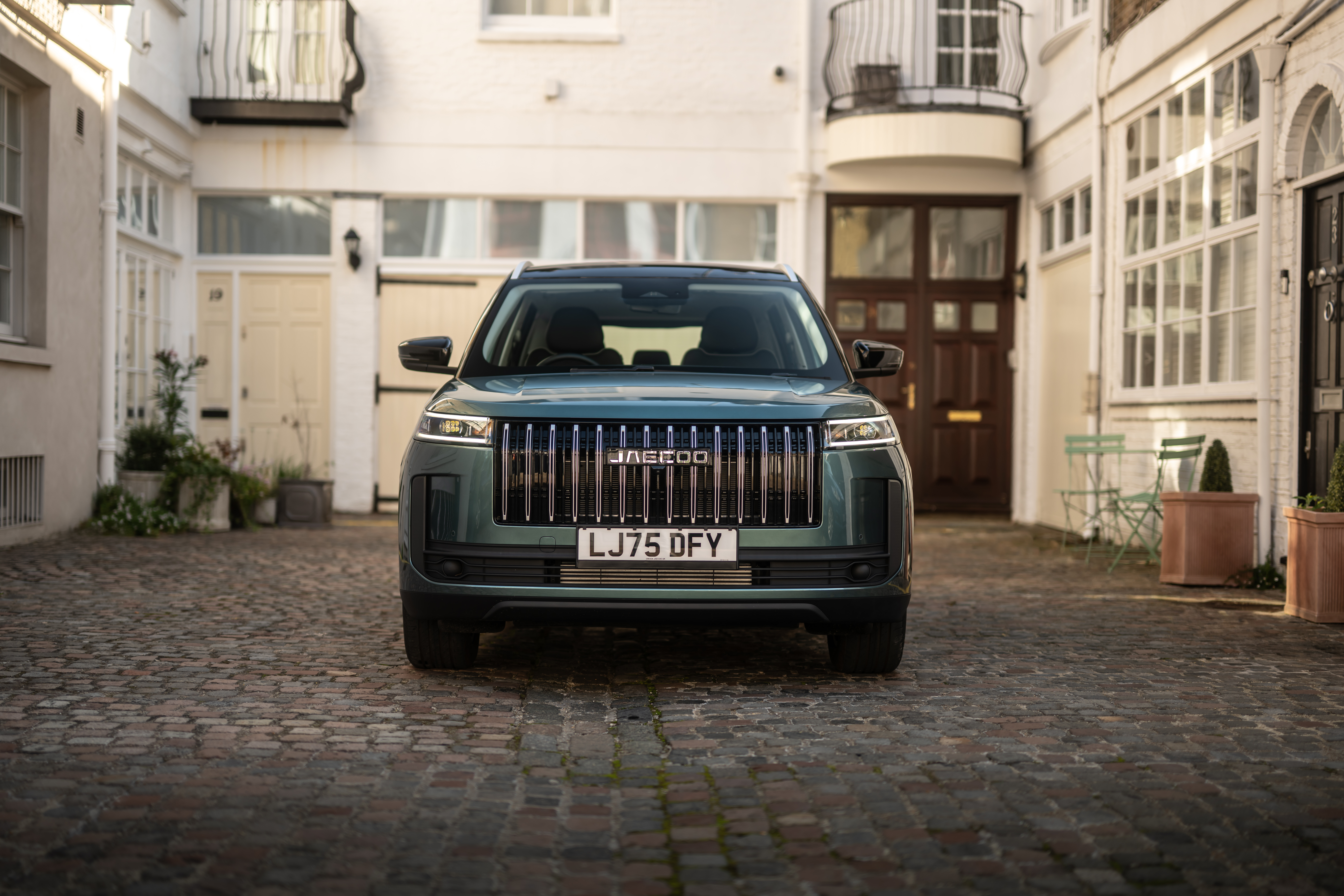 A view of the front of the Jaecoo 5. it looks a bit like a range rover