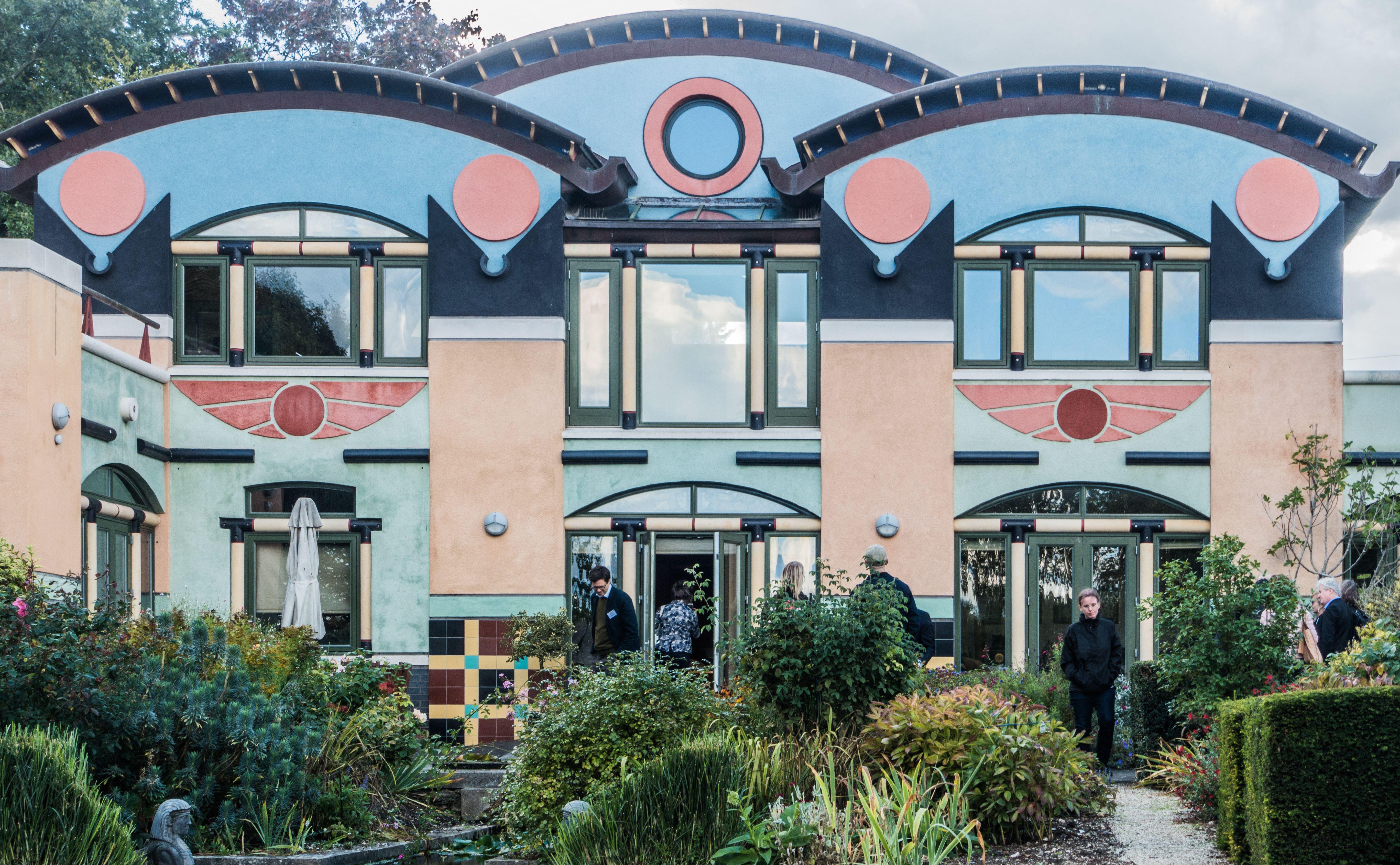 Sphinx Hill: &amp;#145;Egyptian House&amp;#146;. Postmodern house. Designed by John Outram from 1994 and built 1998-99. Moulsford, Oxfordshire.