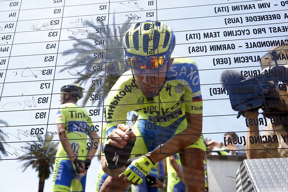Alberto Contador (Tinkoff-SAxo) signs in to stage 3