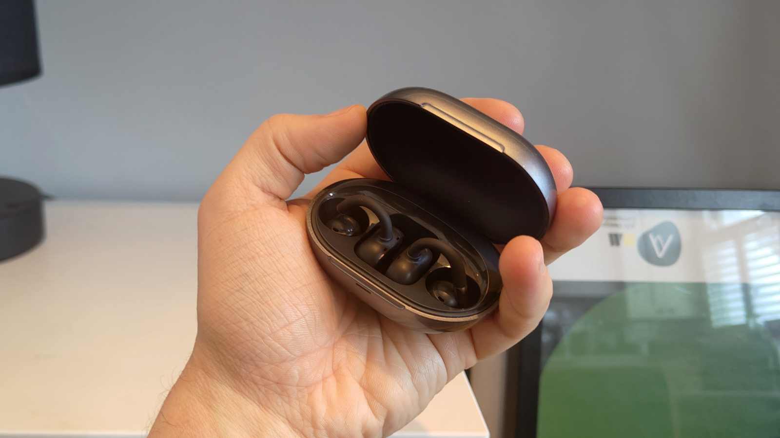 The Soundpeats Clip1 in their case.