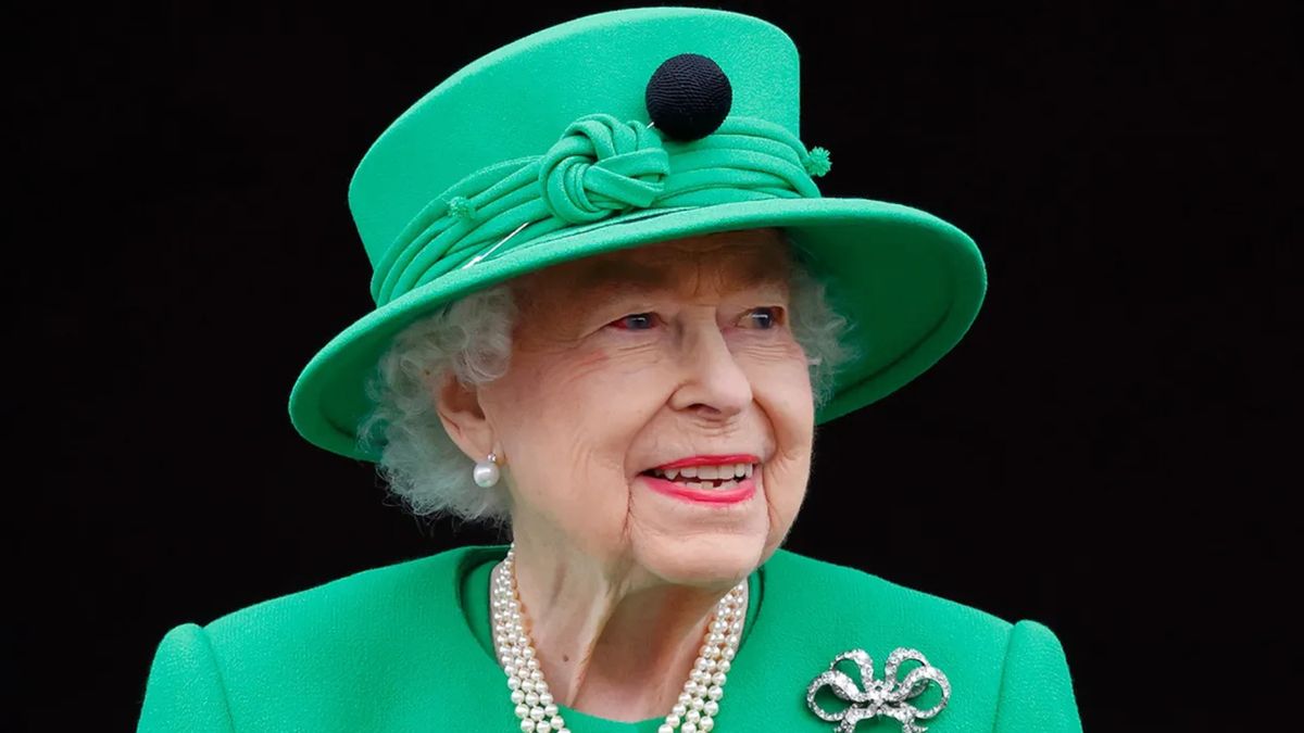 New Queen Elizabeth II statue unveiled on what would have been her 98th
