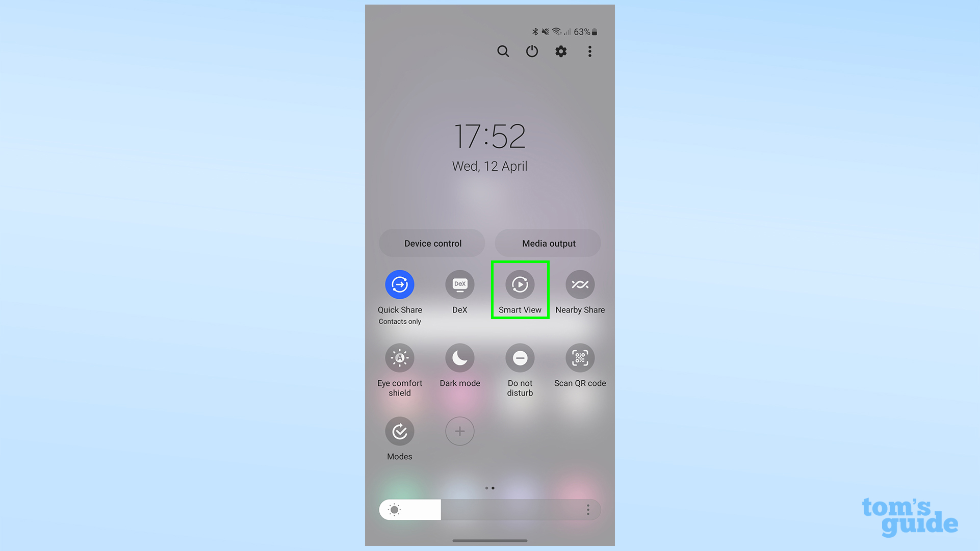 Снимок экрана с кнопкой Smart View в меню быстрых настроек Galaxy S23.