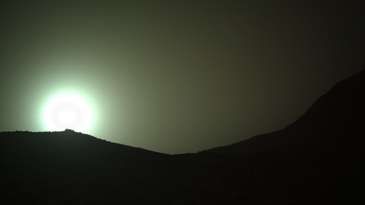 La enorme mancha solar que trajo auroras generalizadas a la Tierra ahora apunta a Marte