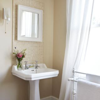 bathroom with washbasin and mirror