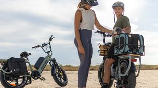 Man and woman with Rattan Quercus e-bikes