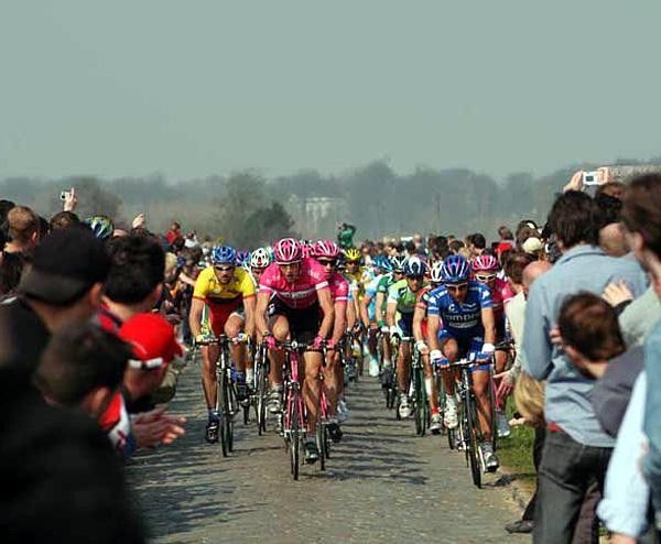 The peloton on the Molenberg