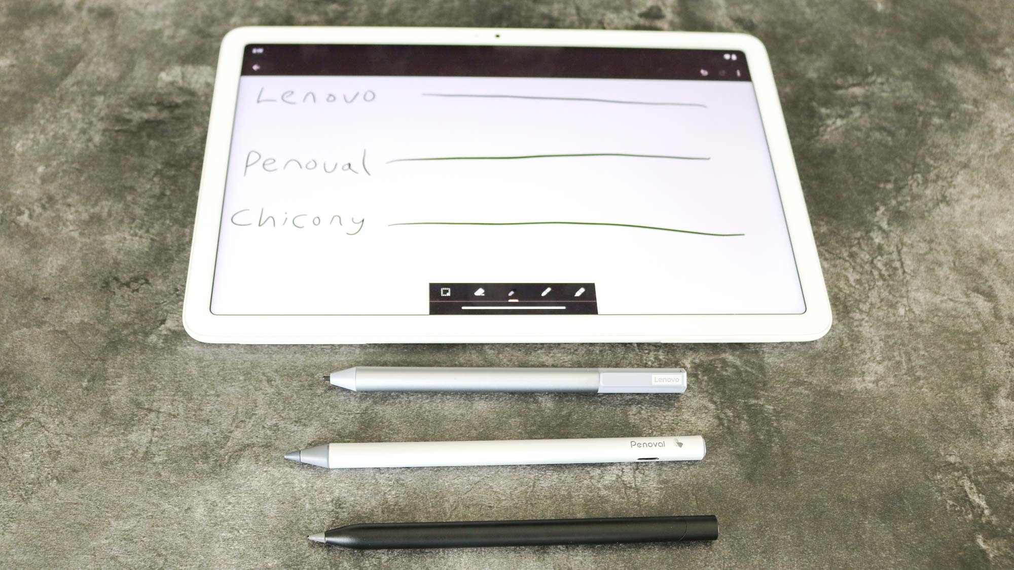 Una imagen que muestra pruebas de dibujo lineal con tres lápices con la tableta Pixel