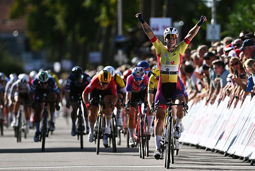 Lorena Wiebes wins stage 6 and overall title at the Simac Ladies Tour 2025