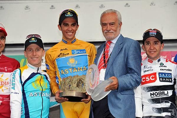 Alberto Contador (Astana) with Race Director Victor Cordero.