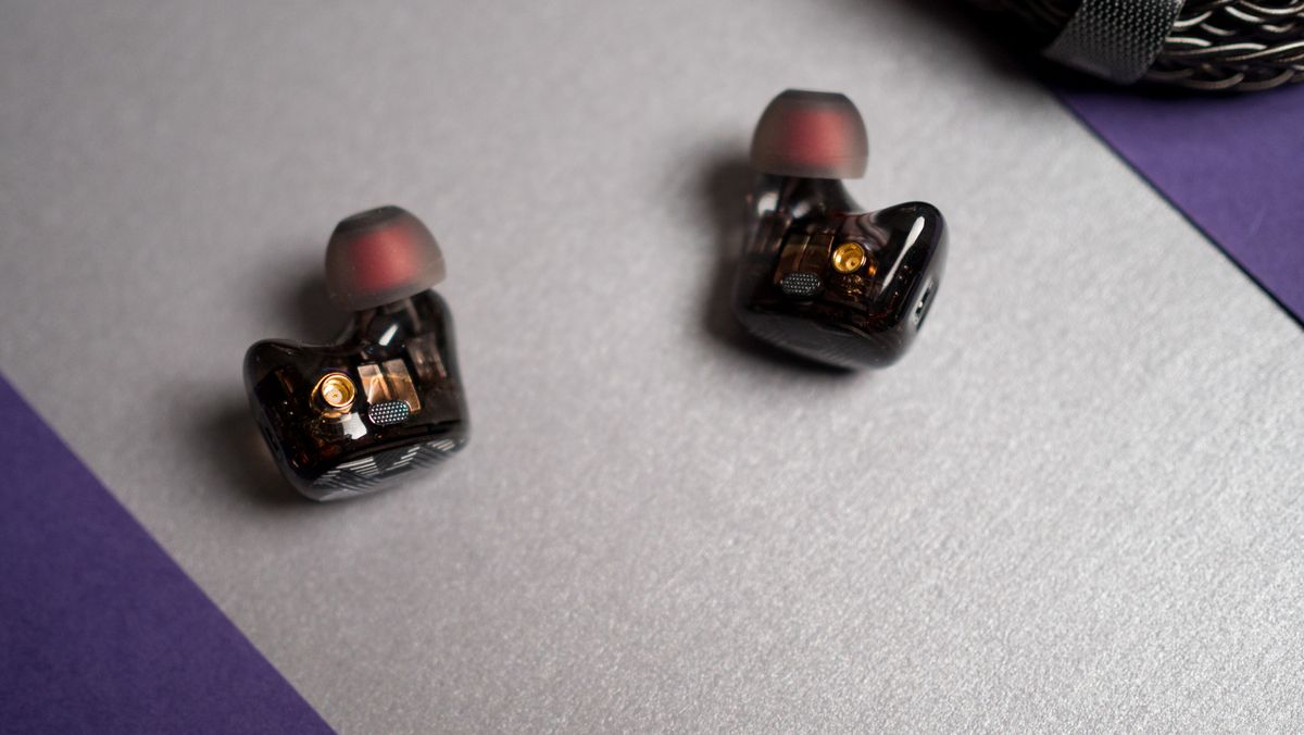 Close view of Fiio FA19's see-through shell with driver units inside