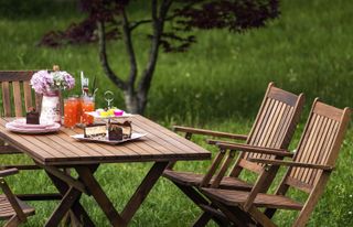 how to clean outdoor wooden furniture: tables and chairs