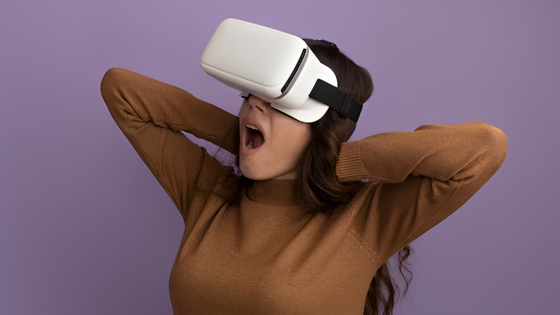 Wanita yang mengenakan headset VR memegang lehernya