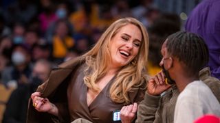 los angeles, ca october 19 singer adele attends a game between the golden state warriors and the los angeles lakers on october 19, 2021 at staples center in los angeles allen j schaben los angeles times via getty images