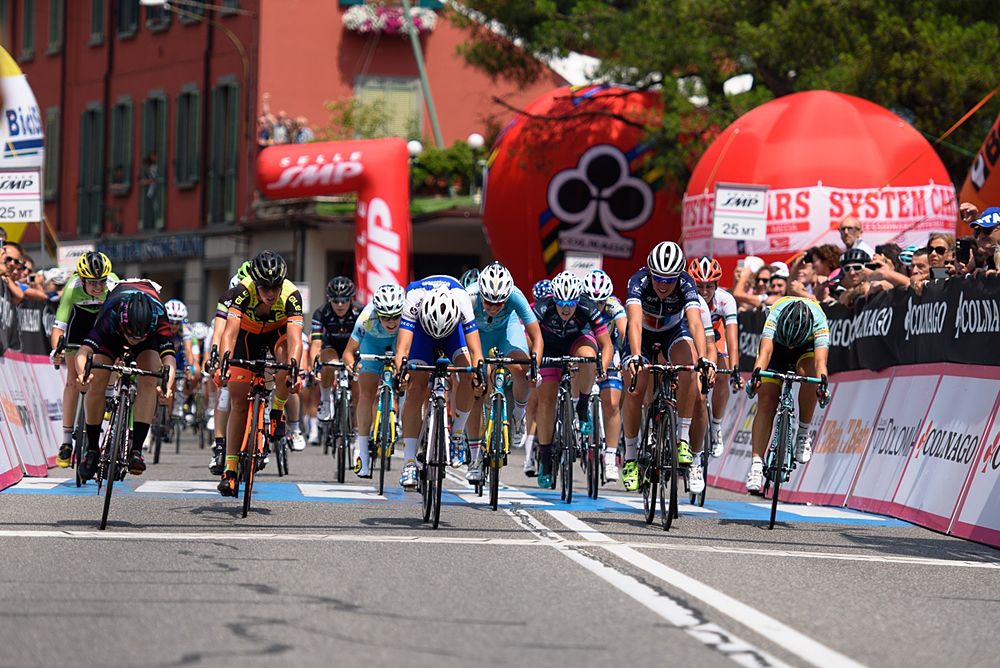 The bunch spring Giro Rosa stage 4