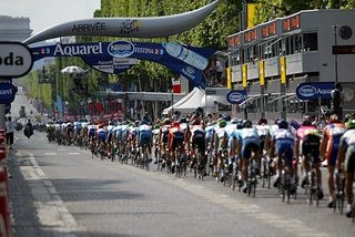 The peloton lines out on the finishing straight