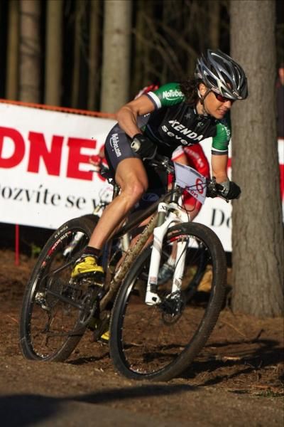 Mary McConneloug (Kenda / Seven / NoTubes) races to second place in the sprint.