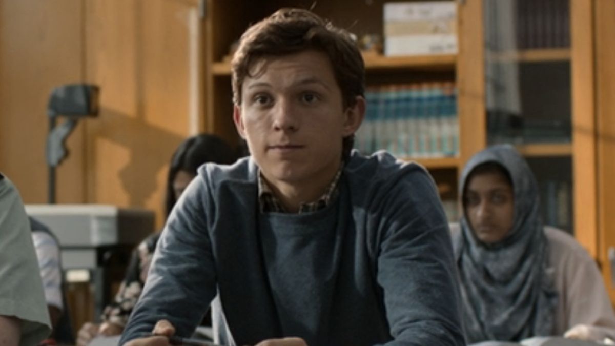 Peter Parker (Tom Holland) sits in class in Spider-Man: Homecoming