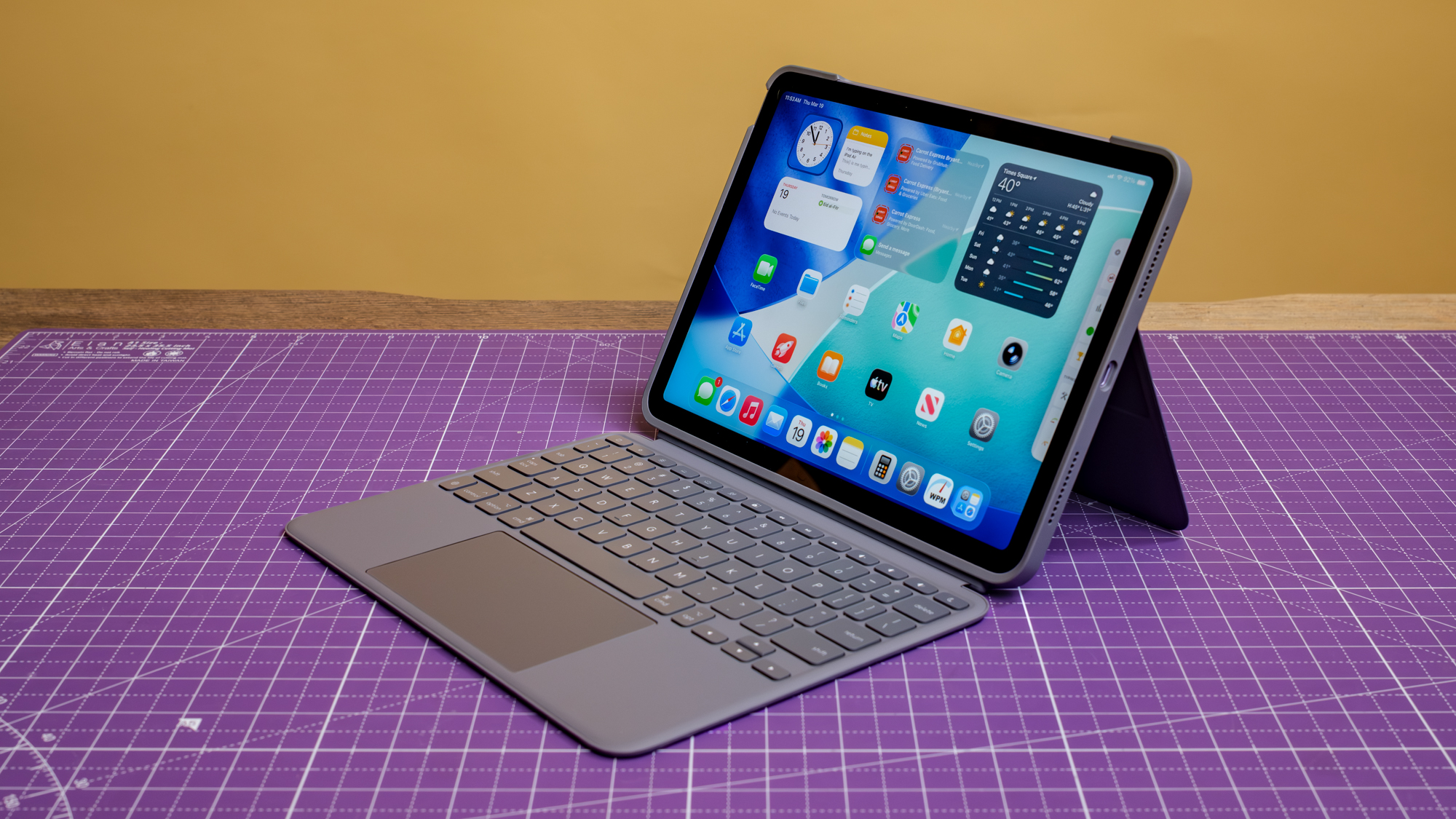 Logitech iPad Air M4 Keyboard Case