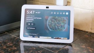 A picture showing Alexa suggesting a recipe in the kitchen on Echo Show 8 (3rd Gen)