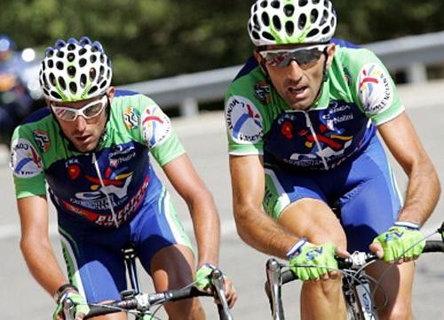 Javier Pascual Rodriguez (Comunidad Valenciana) helps his teammate Carlos Garcia Quesada get away