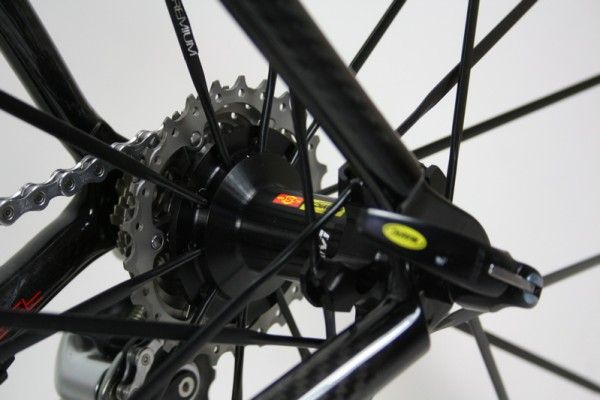 The Ksyrium SL Premium rear hub is all aluminium on the outside but substitutes titanium for steel in key areas to lower the weight