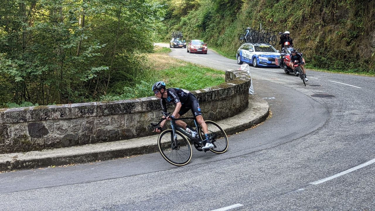 Romain Bardet descends in the 2022 Tour de France