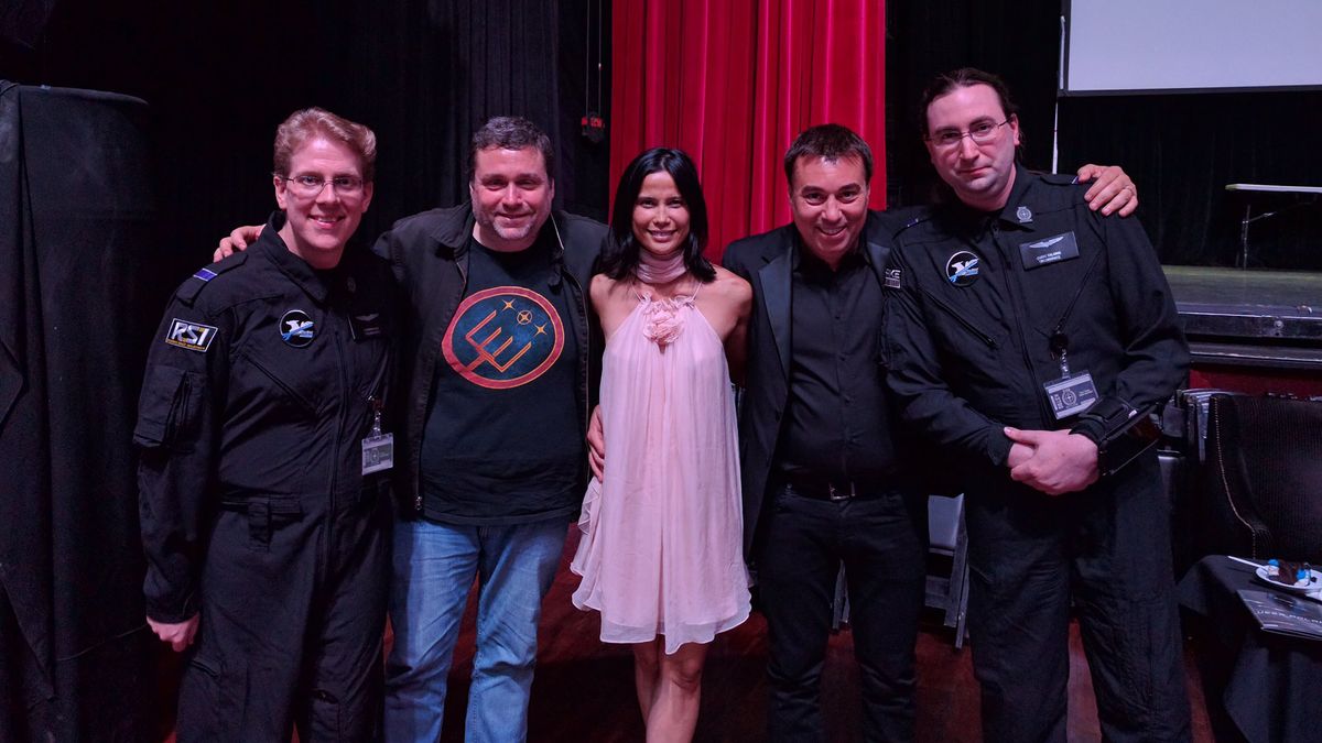 Fans (far left and right) pose for a photo with CIG's Erin Roberts, Sandi Gardiner, and Chris Roberts. Image via Sandi Gardiner.