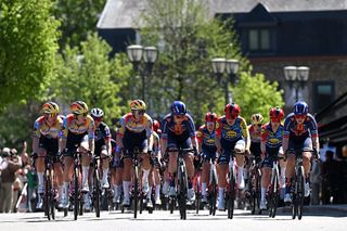 Li&egrave;ge-Bastogne-Li&egrave;ge Femmes LIVE: The peloton is all together heading towards the final 50km