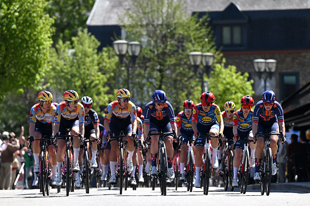 Li&egrave;ge-Bastogne-Li&egrave;ge Femmes LIVE: The peloton is all together heading towards the final 50km