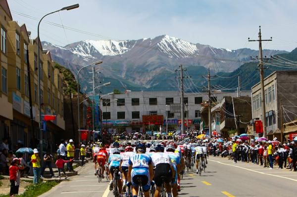 The peloton and the mountain view