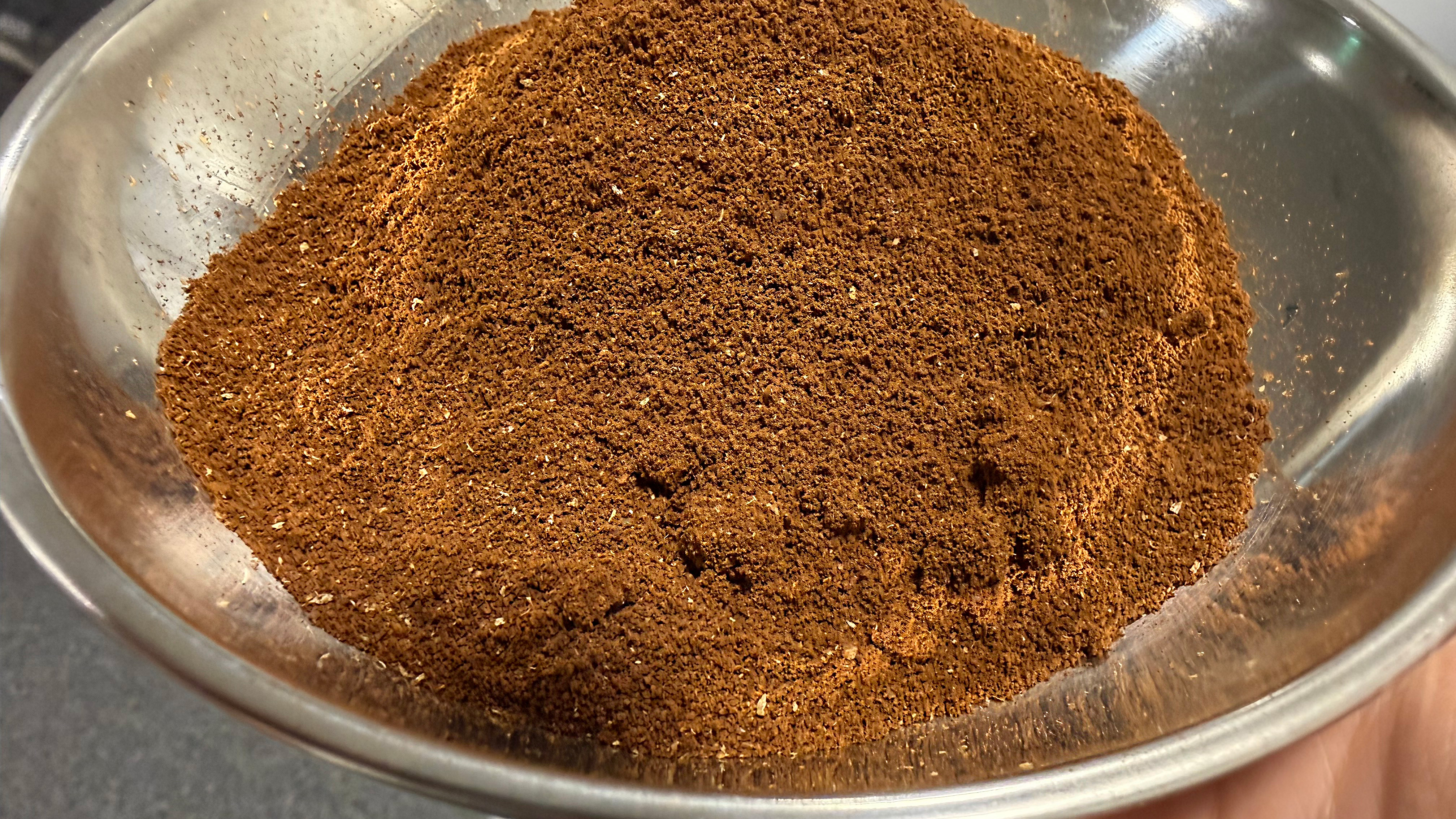 coffee ground on the geimori gu38 coffee grinder 