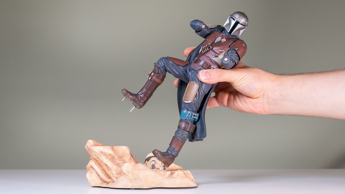 Assembling the Gentle Giant Mandalorian 1:7 scale statue