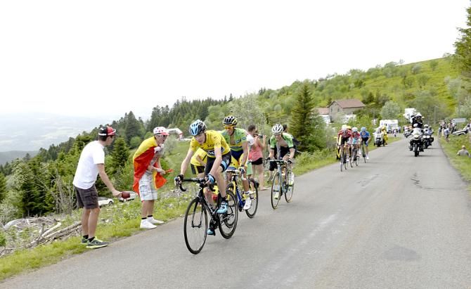 Team Sky's Chris Froome leads Alberto Contador (Tinkoff-Saxo) toward the finish line on the Col du Beal